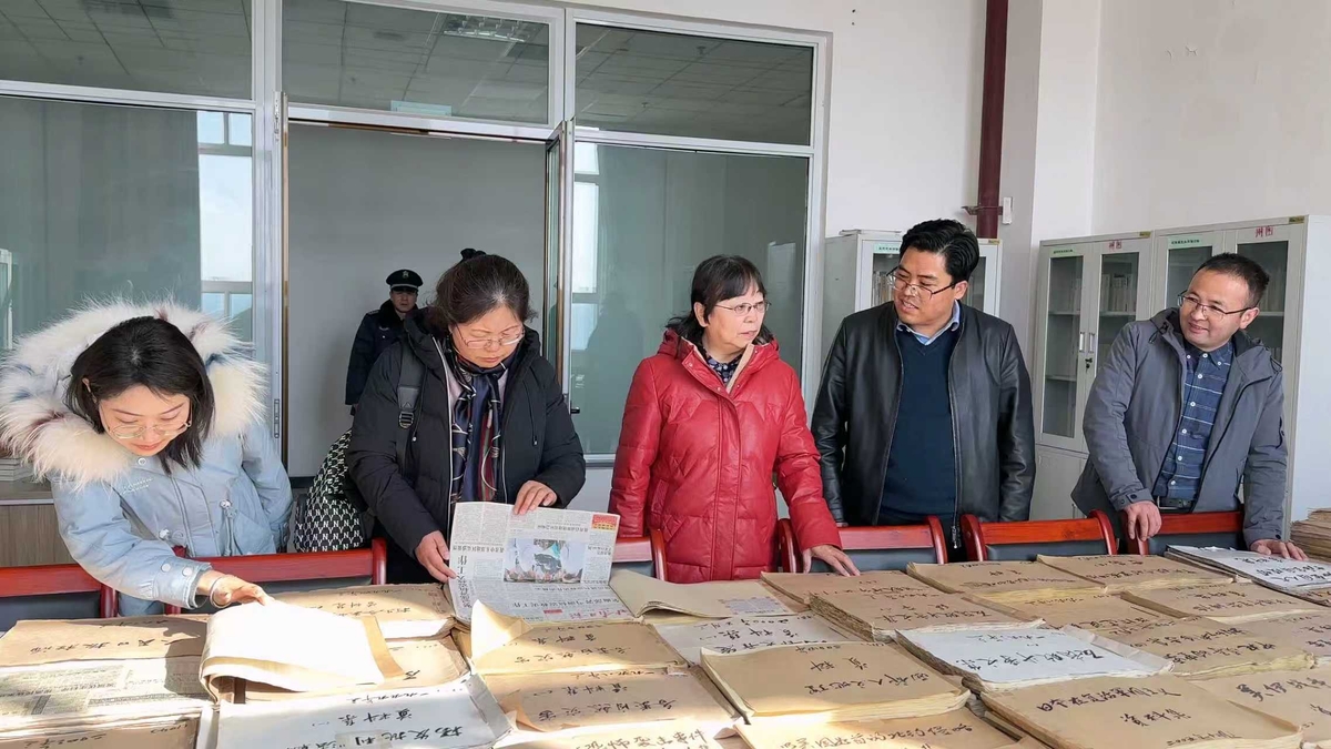调研人员在实地查找口头传统相关的文字资料