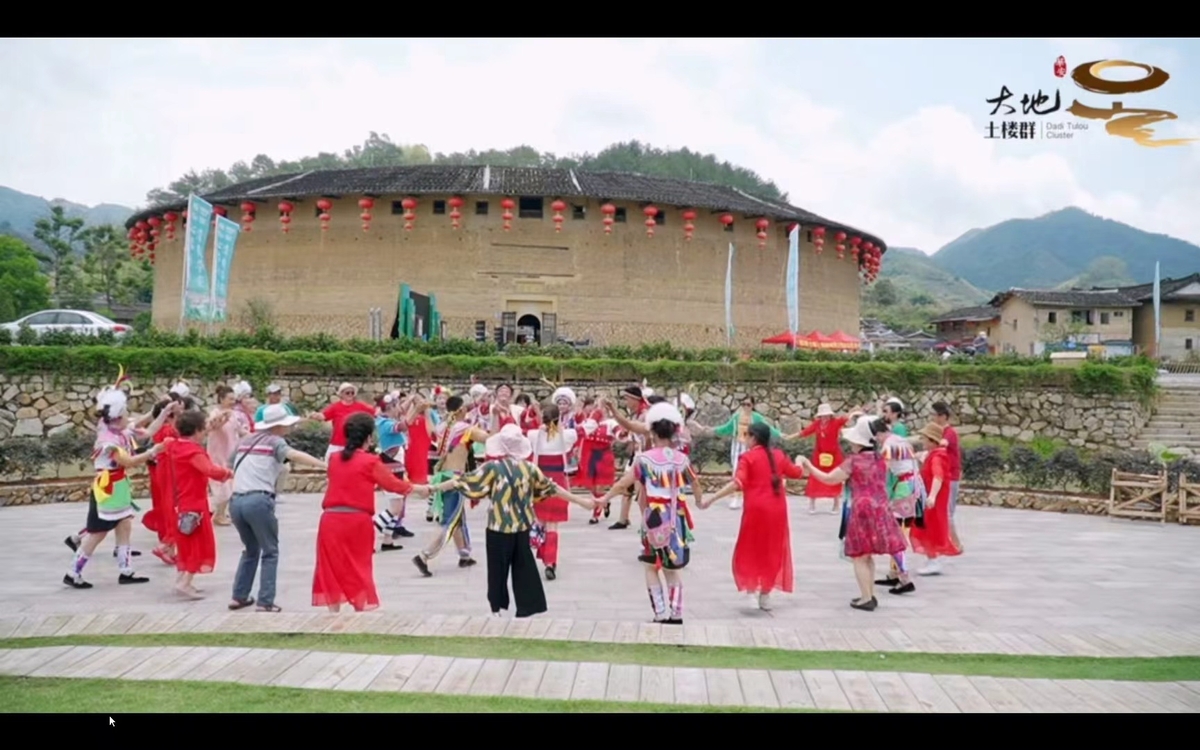 高山族群众在跳拉手舞