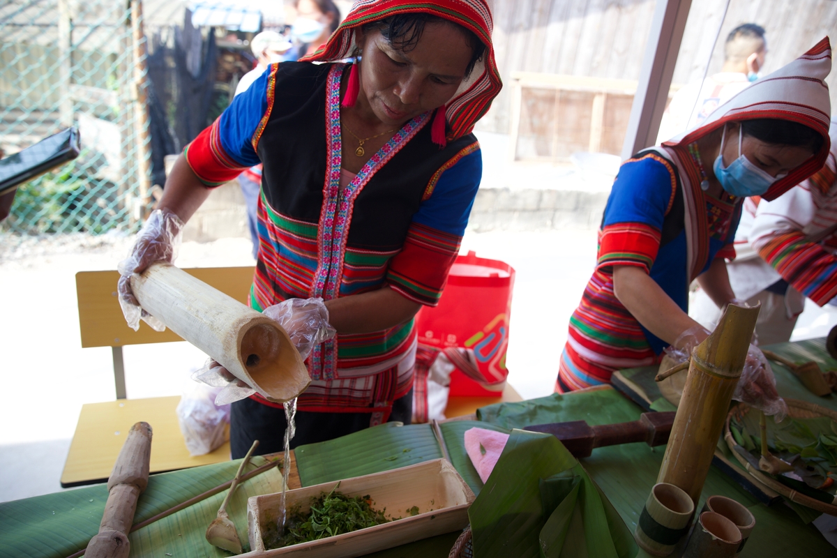 基诺族妇女在制作凉拌茶（腊攸）