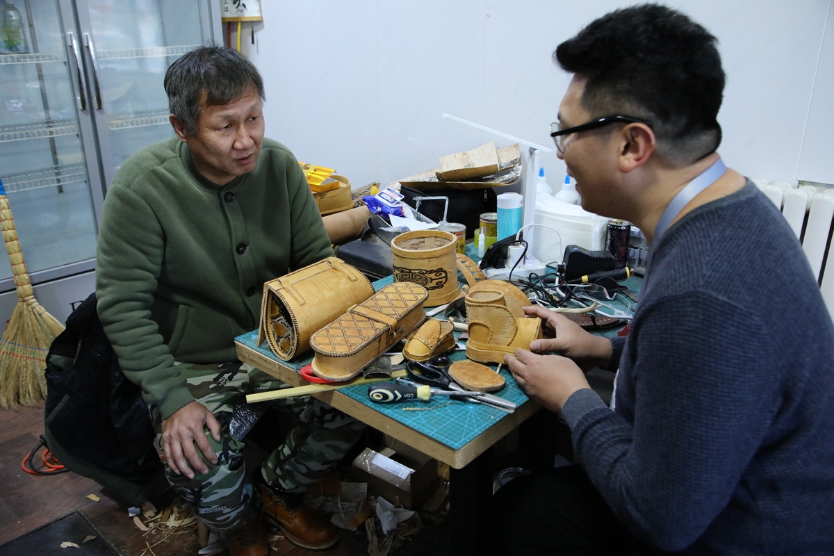 听郭栋讲述鄂温克族桦树皮制作技艺