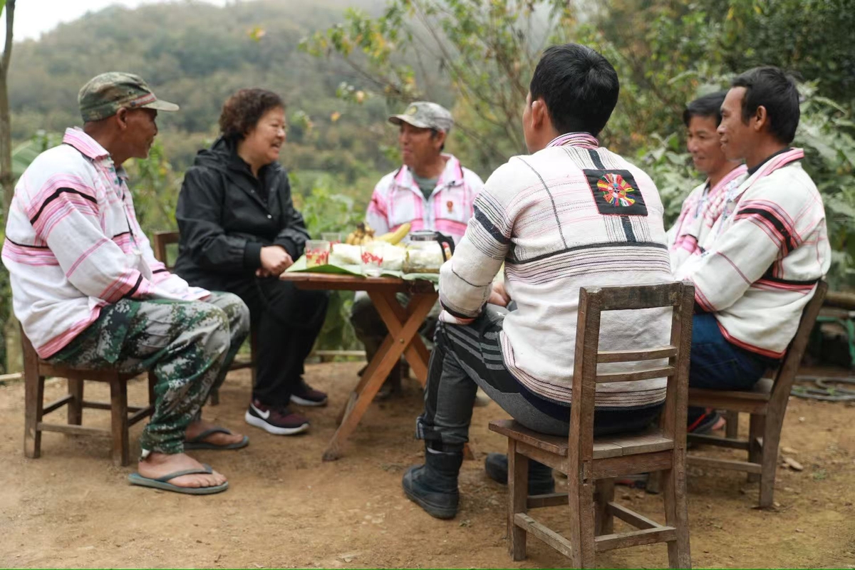 学者刘怡在向基诺族群众了解口头传统传承情况