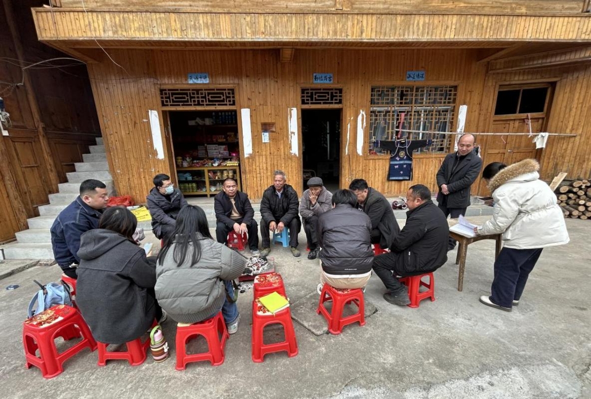 调研人员在仫佬族村落了解口头传统的传承情况